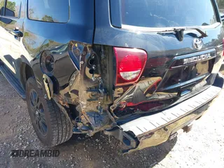 2018 Toyota Sequoia SR5 with VIN 5TDZY5G10JS070477, listed as a IAAI auction lot 41580635 with 70,764 mi miles. Bid and sale history available at carsss.com. Image 6.