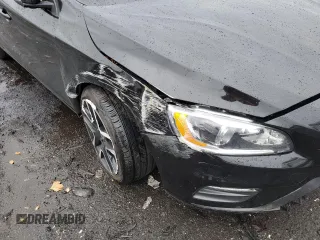 2017 Volvo S60 Dynamic with VIN YV140MTL0H2428370, listed as a Copart auction lot 60693362 with 33,356 mi miles. Bid and sale history available at carsss.com. Image 9.