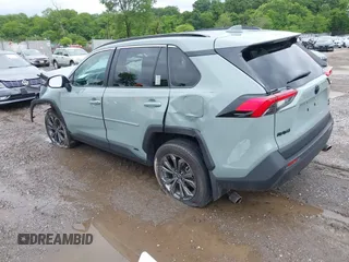 2023 Toyota RAV4 Hybrid XLE Premium z VIN 4T3B6RFV1PU120135, wystawiony jako IAAI lot #42371702 z przebiegiem 27 822 mil mil oraz . Historia ofert i sprzedaży dostępna na DreamBid. Obrazek 3.