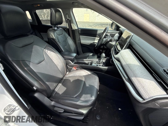 2022 Jeep Compass Latitude Lux with VIN 3C4NJDFB6NT164933, listed as a Copart auction lot 62031695 with 55,397 mi miles and Salvage title. Bid and sale history available at DreamBid. Image 5.