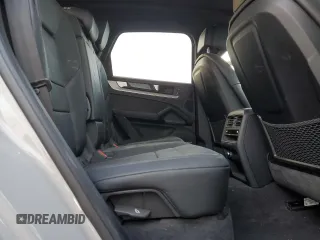 2024 Porsche Cayenne z VIN WP1AA2AY7RDA03399, wystawiony jako Copart lot #42403415 z przebiegiem 24 319 mil mil oraz Szkoda całkowita • Salvage title. Historia ofert i sprzedaży dostępna na DreamBid. Obrazek 11.