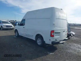 2020 Nissan NV Cargo SV z VIN 1N6BF0LY5LN810818, wystawiony jako IAAI lot #42051143 z przebiegiem 86 560 mil mil oraz . Historia ofert i sprzedaży dostępna na DreamBid. Obrazek 3.