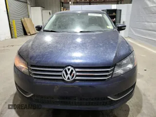 2014 Volkswagen Passat Wolfsburg Edition z VIN 1VWAT7A31EC099721, wystawiony jako Copart lot #52241945 z przebiegiem 151 115 mil mil oraz Czysty tytuł • Clean title. Historia ofert i sprzedaży dostępna na DreamBid. Obrazek 5.