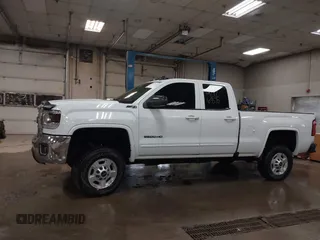 2018 GMC Sierra 2500HD SLE z VIN 1GT22SEG0JZ334319, wystawiony jako IAAI lot #42126870 z przebiegiem 78 935 mil mil oraz . Historia ofert i sprzedaży dostępna na DreamBid. Obrazek 12.