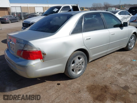 2003 Toyota Avalon XL z VIN 4T1BF28B43U323789, wystawiony jako IAAI lot #41416715 z przebiegiem 178 295 mil mil oraz . Historia ofert i sprzedaży dostępna na DreamBid. Obrazek 4.