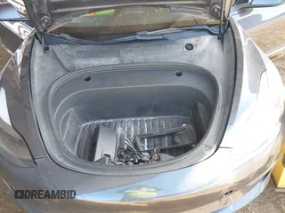 2022 Tesla Model 3 Long Range z VIN 5YJ3E1EB5NF205806, wystawiony jako IAAI lot #42063489 z przebiegiem 63 307 mil mil oraz . Historia ofert i sprzedaży dostępna na DreamBid. Obrazek 10.