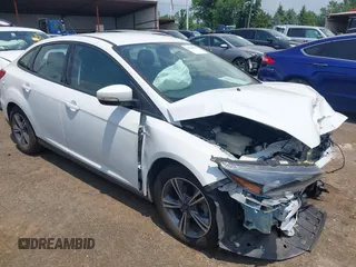 2018 Ford Focus SE z VIN 1FADP3FE5JL267982, wystawiony jako IAAI lot #42646881 z przebiegiem 40 163 mil mil oraz . Historia ofert i sprzedaży dostępna na DreamBid. Obrazek 1.
