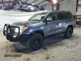 2013 Toyota Land Cruiser z VIN JTMHY7AJ7D4009899, wystawiony jako Copart lot #56848645 z przebiegiem 203 129 mil mil oraz Tytuł czysty. Historia ofert i sprzedaży dostępna na DreamBid. Obrazek 1.