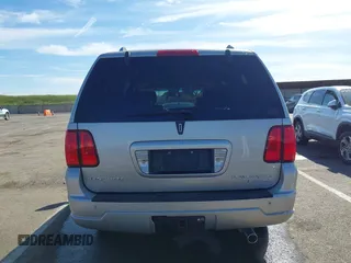 2006 Lincoln Navigator Luxury with VIN 5LMFU28516LJ13630, listed as a IAAI auction lot 42003960 with 139,505 mi miles. Bid and sale history available at carsss.com. Image 17.