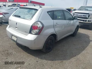 2009 Pontiac Vibe 1SB z VIN 5Y2SP67039Z432930, wystawiony jako IAAI lot #41951405 z przebiegiem 211 339 mil mil oraz . Historia ofert i sprzedaży dostępna na DreamBid. Obrazek 4.