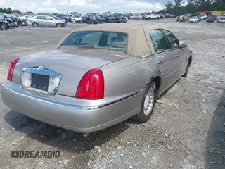 2001 Lincoln Town Car Executive z VIN 1LNHM81W61Y685421, wystawiony jako IAAI lot #42253950 z przebiegiem 215 112 mil mil oraz . Historia ofert i sprzedaży dostępna na DreamBid. Obrazek 4.