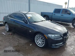 2012 BMW 3 Series 335i xDrive z VIN WBAKF9C53CE672352, wystawiony jako IAAI lot #42327120 z przebiegiem 122 446 mil mil oraz . Historia ofert i sprzedaży dostępna na DreamBid. Obrazek 1.