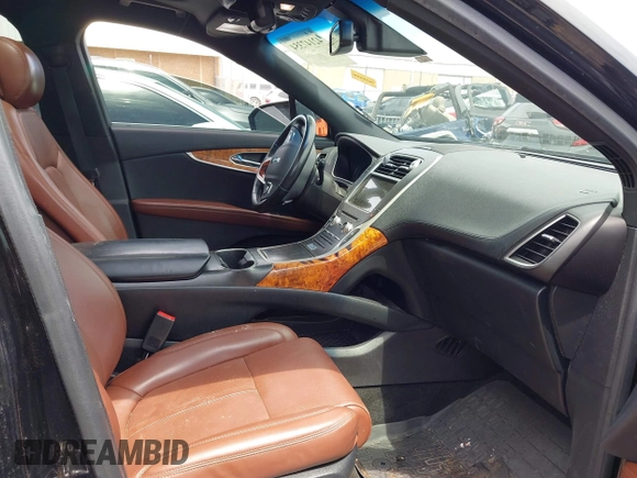 2017 Lincoln MKX Reserve z VIN 2LMPJ6LP6HBL47575, wystawiony jako IAAI lot #42147354 z przebiegiem 99 571 mil mil oraz . Historia ofert i sprzedaży dostępna na DreamBid. Obrazek 5.