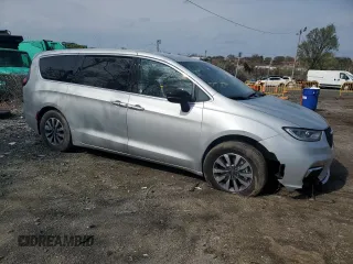 2024 Chrysler Pacifica Hybrid Select z VIN 2C4RC1S71RR141595, wystawiony jako Copart lot #51647615 z przebiegiem 20 475 mil mil oraz Nie do naprawy • Non repairable. Historia ofert i sprzedaży dostępna na DreamBid. Obrazek 4.