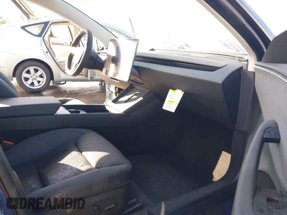 2025 Tesla Model 3 Long Range with VIN 5YJ3E1EA2SF915586, listed as a IAAI auction lot 41495870 with 4 mi miles and . Bid and sale history available at DreamBid. Image 5.