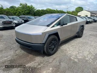 2024 Tesla Cybertruck z VIN 7G2CEHED1RA016631, wystawiony jako Copart lot #57473805 z przebiegiem 5607 mil mil oraz Tytuł czysty. Historia ofert i sprzedaży dostępna na DreamBid. Obrazek 1.