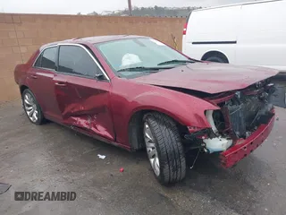 2019 Chrysler 300 Touring z VIN 2C3CCAAG2KH591814, wystawiony jako IAAI lot #41705633 z przebiegiem 82 773 mil mil oraz . Historia ofert i sprzedaży dostępna na DreamBid. Obrazek 1.