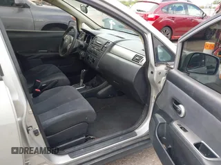 2009 Nissan Versa S z VIN 3N1BC13E39L368169, wystawiony jako IAAI lot #42465712 z przebiegiem 208 652 mil mil oraz . Historia ofert i sprzedaży dostępna na DreamBid. Obrazek 5.