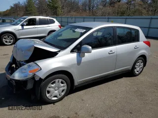 2011 Nissan Versa S z VIN 3N1BC1CP6BL415136, wystawiony jako Copart lot #54729705 z przebiegiem 77 601 mil mil oraz Czysty tytuł • Clean title. Historia ofert i sprzedaży dostępna na DreamBid. Obrazek 1.
