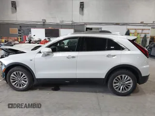 2024 Cadillac XT4 AWD Premium Luxury z VIN 1GYFZDR47RF206465, wystawiony jako IAAI lot #42562562 z przebiegiem 5 951 mil mil oraz . Historia ofert i sprzedaży dostępna na DreamBid. Obrazek 15.