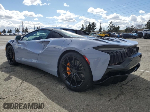 2025 McLaren Artura z VIN SBM16BEA4SW002969, wystawiony jako Copart lot #48354735 z przebiegiem 882 mil mil oraz Szkody całkowita. Historia ofert i sprzedaży dostępna na DreamBid. Obrazek 2.