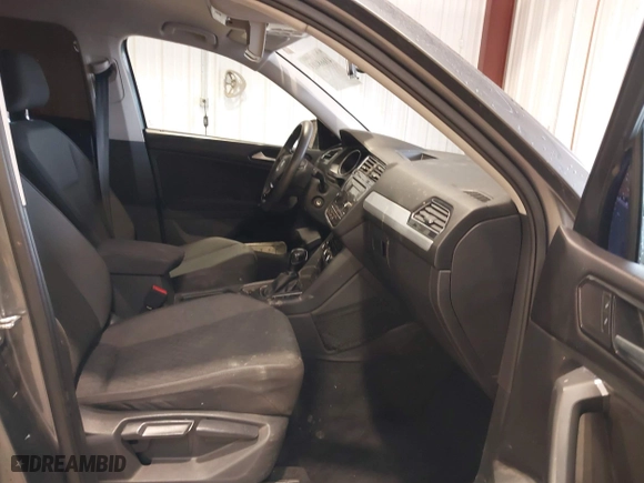 2018 Volkswagen Tiguan S with VIN 3VV1B7AX7JM106531, listed as a IAAI auction lot 41668403 with 119,885 mi miles. Bid and sale history available at carsss.com. Image 5.
