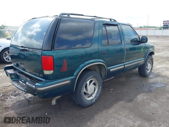 1998 Chevrolet Blazer LS z VIN 1GNDT13W7W2219654, wystawiony jako IAAI lot #42275733 z przebiegiem 150 384 mil mil oraz . Historia ofert i sprzedaży dostępna na DreamBid. Obrazek 4.