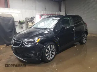 2020 Buick Encore Essence z VIN KL4CJGSB6LB045867, wystawiony jako Copart lot #88046955 z przebiegiem 37 595 mil mil oraz Szkody całkowita. Historia ofert i sprzedaży dostępna na DreamBid. Obrazek 1.