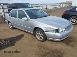 1999 Volvo S70 z VIN YV1LS56D2X2566748, wystawiony jako IAAI lot #42124819 z przebiegiem 220 107 mil mil oraz . Historia ofert i sprzedaży dostępna na DreamBid. Obrazek 1.