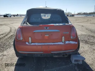 2005 MINI Convertible z VIN WMWRF33585TF62541, wystawiony jako Copart lot #49868625 z przebiegiem Nie podano mil oraz Szkoda całkowita • Salvage title. Historia ofert i sprzedaży dostępna na DreamBid. Obrazek 6.