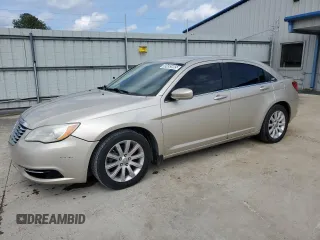 2014 Chrysler 200 Touring z VIN 1C3CCBBB6EN197723, wystawiony jako Copart lot #59495985 z przebiegiem 110 107 mil mil oraz Czysty tytuł • Clean title. Historia ofert i sprzedaży dostępna na DreamBid. Obrazek 1.