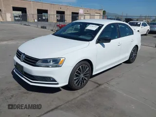 2015 Volkswagen Jetta SE z VIN 3VWD17AJ8FM427248, wystawiony jako IAAI lot #41982151 z przebiegiem 56 526 mil mil oraz . Historia ofert i sprzedaży dostępna na DreamBid. Obrazek 2.