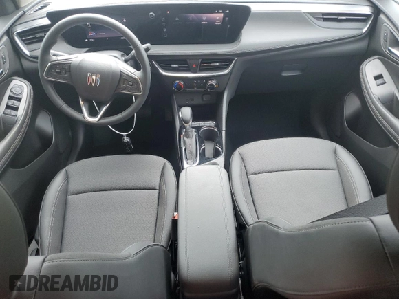 2025 Buick Encore GX Preferred z VIN KL4AMBSL1SB182773, wystawiony jako Copart lot #61030435 z przebiegiem 4 328 mil mil oraz Czysty tytuł • Clean title. Historia ofert i sprzedaży dostępna na DreamBid. Obrazek 8.