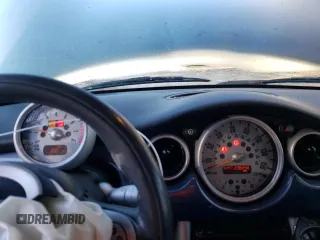 2005 MINI Convertible z VIN WMWRF334X5TF62385, wystawiony jako Copart lot #84635524 z przebiegiem 236 258 mil mil oraz Szkoda całkowita • Salvage title. Historia ofert i sprzedaży dostępna na DreamBid. Obrazek 9.