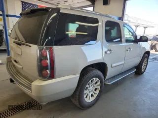 2007 GMC Yukon Denali z VIN 1GKFK63867J362741, wystawiony jako Copart lot #59442875 z przebiegiem 198 247 mil mil oraz Czysty tytuł • Clean title. Historia ofert i sprzedaży dostępna na DreamBid. Obrazek 3.
