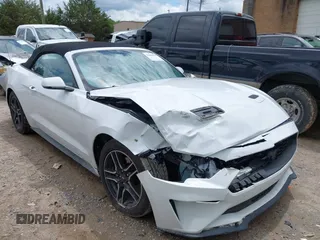 2018 Ford Mustang EcoBoost Premium z VIN 1FATP8UH7J5155047, wystawiony jako IAAI lot #42381470 z przebiegiem 84 290 mil mil oraz . Historia ofert i sprzedaży dostępna na DreamBid. Obrazek 1.