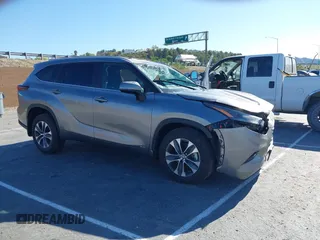 2025 Toyota Highlander Hybrid XLE z VIN 5TDKBRCHXSS646154, wystawiony jako IAAI lot #41792105 z przebiegiem 2 730 mil mil oraz . Historia ofert i sprzedaży dostępna na DreamBid. Obrazek 1.