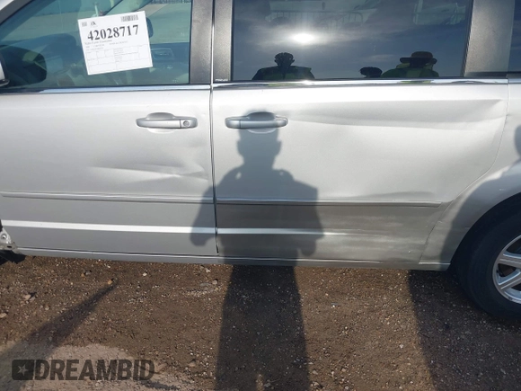 2008 Chrysler Town & Country Touring with VIN 2A8HR54PX8R822991, listed as a IAAI auction lot 42028717 with 152,898 mi miles. Bid and sale history available at carsss.com. Image 18.
