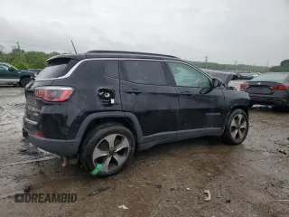 2018 Jeep Compass Latitude z VIN 3C4NJDBB5JT100723, wystawiony jako Copart lot #56203895 z przebiegiem Nie podano mil oraz Szkoda całkowita • Salvage title. Historia ofert i sprzedaży dostępna na DreamBid. Obrazek 3.