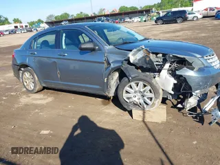 2010 Chrysler Sebring Touring z VIN 1C3CC4FB0AN128655, wystawiony jako IAAI lot #42311837 z przebiegiem 205 720 mil mil oraz . Historia ofert i sprzedaży dostępna na DreamBid. Obrazek 6.