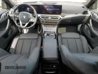 2024 BMW i4 eDrive35 z VIN WBY43AW00RFT22457, wystawiony jako Copart lot #53167205 z przebiegiem 3329 mil mil oraz Szkody całkowita. Historia ofert i sprzedaży dostępna na DreamBid. Obrazek 8.