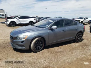 2018 Volvo S60 Dynamic z VIN YV126MFL8J2455808, wystawiony jako Copart lot #55134135 z przebiegiem 76 558 mil mil oraz Szkoda całkowita • Salvage title. Historia ofert i sprzedaży dostępna na DreamBid. Obrazek 1.