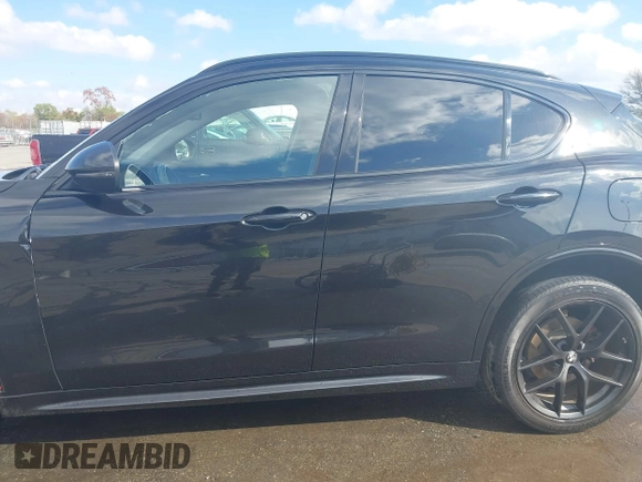 2020 Alfa Romeo Stelvio Ti z VIN ZASPAKBN7L7C92393, wystawiony jako IAAI lot #41824452 z przebiegiem 53 616 mil mil oraz . Historia ofert i sprzedaży dostępna na DreamBid. Obrazek 14.