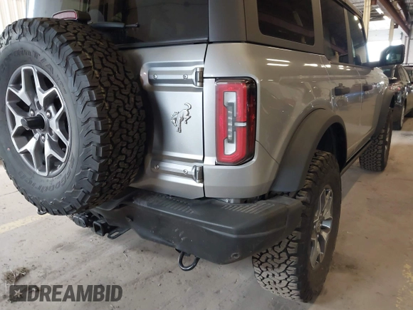 2024 Ford Bronco Badlands z VIN 1FMEE9BP6RLA08116, wystawiony jako IAAI lot #41837206 z przebiegiem 7807 mil mil oraz . Historia ofert i sprzedaży dostępna na DreamBid. Obrazek 20.