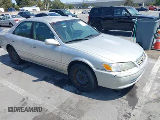 2001 Toyota Camry CE z VIN 4T1BG22K01U101673, wystawiony jako IAAI lot #42576596 z przebiegiem 200 064 mil mil oraz . Historia ofert i sprzedaży dostępna na DreamBid. Obrazek 1.