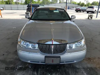 2000 Lincoln Town Car Signature z VIN 1LNHM82W3YY914145, wystawiony jako Copart lot #56040705 z przebiegiem 130 438 mil mil oraz Szkody całkowita. Historia ofert i sprzedaży dostępna na DreamBid. Obrazek 5.