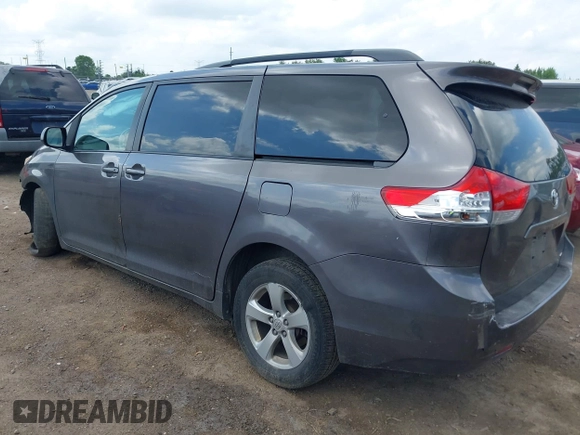 2011 Toyota Sienna LE AAS z VIN 5TDKK3DC3BS166098, wystawiony jako IAAI lot #42594337 z przebiegiem 197 963 mil mil oraz . Historia ofert i sprzedaży dostępna na DreamBid. Obrazek 3.