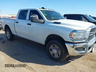 2024 Ram 2500 Tradesman z VIN 3C6UR5CJ7RG264311, wystawiony jako IAAI lot #41761181 z przebiegiem 8043 mil mil oraz . Historia ofert i sprzedaży dostępna na DreamBid. Obrazek 1.