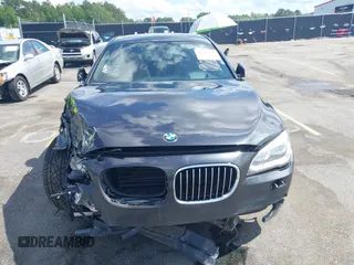 2015 BMW 7 Series 750Li z VIN WBAYE8C55FD782482, wystawiony jako IAAI lot #42225202 z przebiegiem 129 880 mil mil oraz . Historia ofert i sprzedaży dostępna na DreamBid. Obrazek 12.