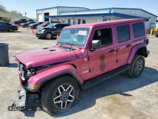 2024 Jeep Wrangler Sahara z VIN 1C4PJXEG8RW336631, wystawiony jako Copart lot #56427475 z przebiegiem Nie podano mil oraz Szkoda całkowita • Salvage title. Historia ofert i sprzedaży dostępna na DreamBid. Obrazek 1.